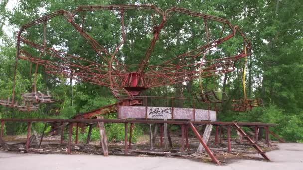 Opuštěný kolotoč ve městě Pripyat — Stock video