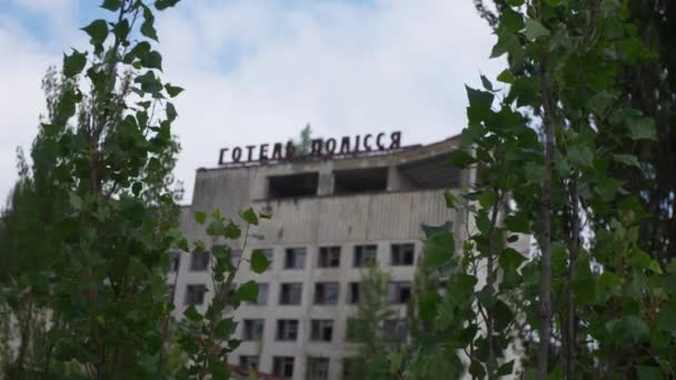 Oud en vervallen hotel in Polissya in de stad Pripyat — Stockvideo