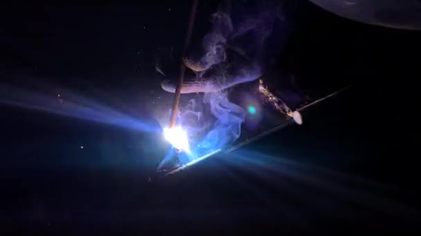 Proces Spawania Elektrycznego Konstrukcji Metalowych Jasne Płomienie Dym Iskry Mistrz — Wideo stockowe