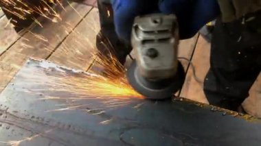 Elektrik açı öğütücüsüyle öğütülmüş çelik parçası.