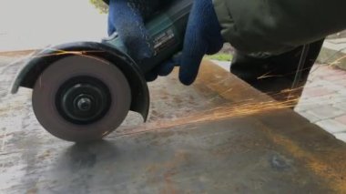 Metal levha elektrik açılı öğütücü kesiliyor