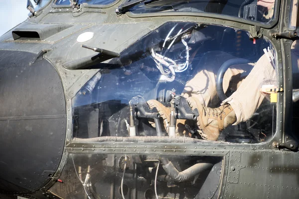 Detalle de los pedales de un helicóptero de combate — Foto de Stock
