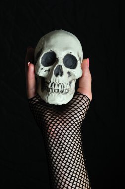 Bir kafatası elinde tutan el