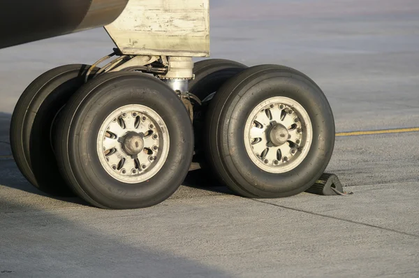 Wheels of an aircraft at the airport — Stock Photo, Image