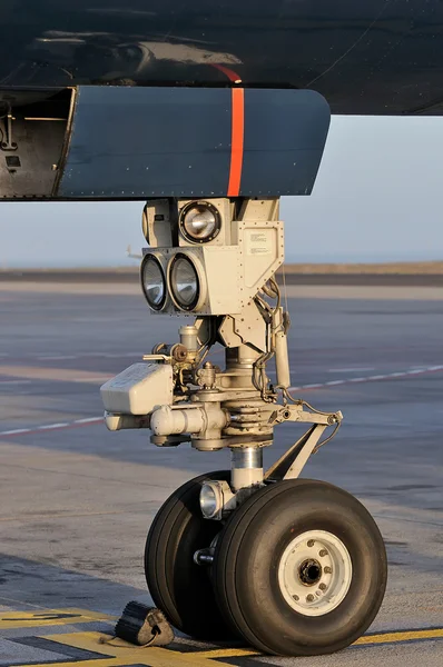 Rodas de uma aeronave no aeroporto — Fotografia de Stock