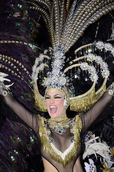 Тенерифе, 11 февраля: королева карнавала, волны зрителям du — стоковое фото