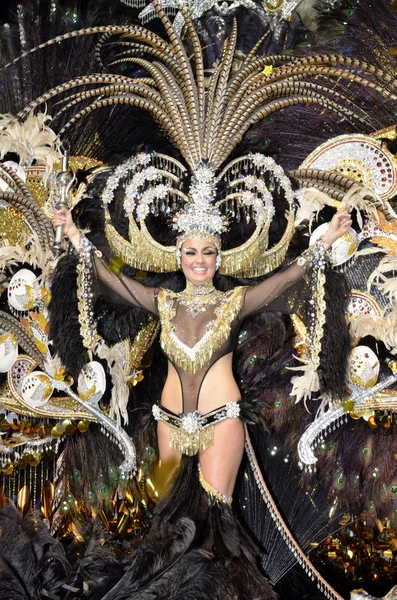 TENERIFE, FEVEREIRO 11: A Rainha do Carnaval, ondas para espectadores du — Fotografia de Stock