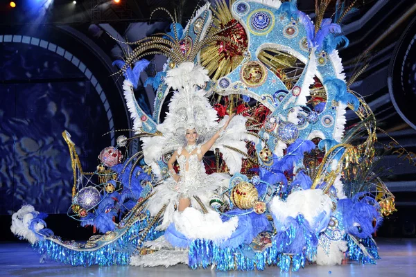 Tenerife, 11 februari: Grote keuze voor de koningin van de carnaval — Stockfoto