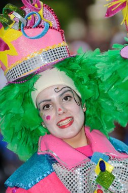 Tenerife, 17 Şubat: Karnaval grupları ve kostümlü karakterler