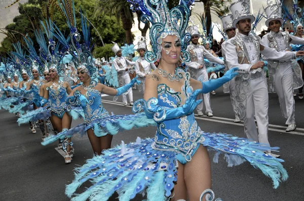 Tenerife, 17 Şubat: Karnaval grupları ve kostümlü karakterler