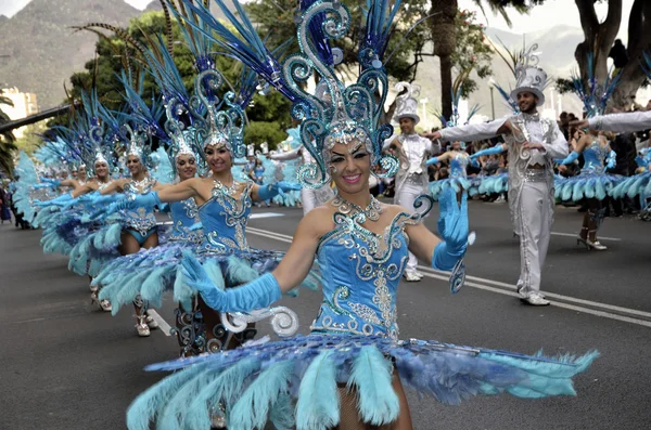 TENERIFE, 17 DE FEBRERO: Personajes y Grupos en el Carnaval . — Foto de Stock