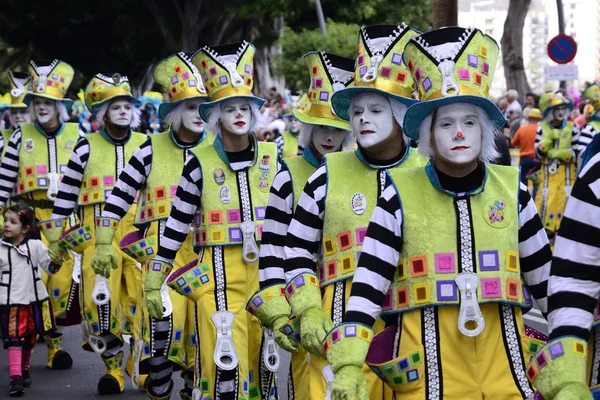 TENERIFE, 17 DE FEBRERO: Grupos de carnaval y personajes disfrazados — Foto de Stock