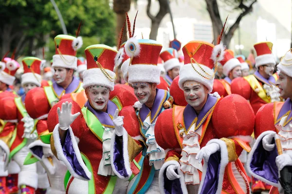 TENERIFE, 17 FEBBRAIO: Gruppi di Carnevale e personaggi in costume — Foto Stock