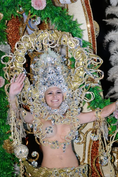 TENERIFE, FEVEREIRO 17: Grupos carnavalescos e personagens fantasiados — Fotografia de Stock