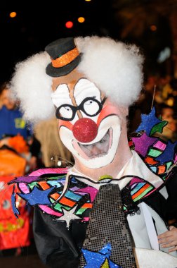 Tenerife, 17 Şubat: Karnaval grupları ve kostümlü karakterler