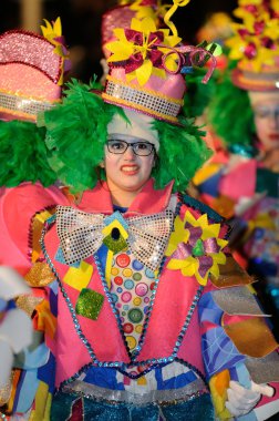 Tenerife, 17 Şubat: Karnaval grupları ve kostümlü karakterler