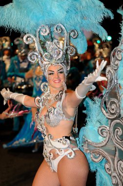 Tenerife, 17 Şubat: Karnaval grupları ve kostümlü karakterler