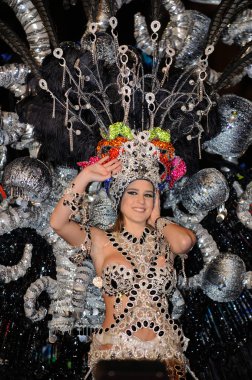 Tenerife, 17 Şubat: Karnaval grupları ve kostümlü karakterler