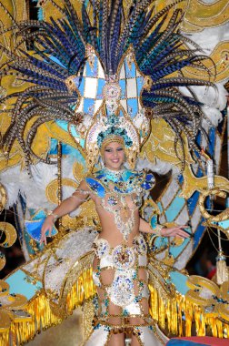 Tenerife, 17 Şubat: Karnaval grupları ve kostümlü karakterler
