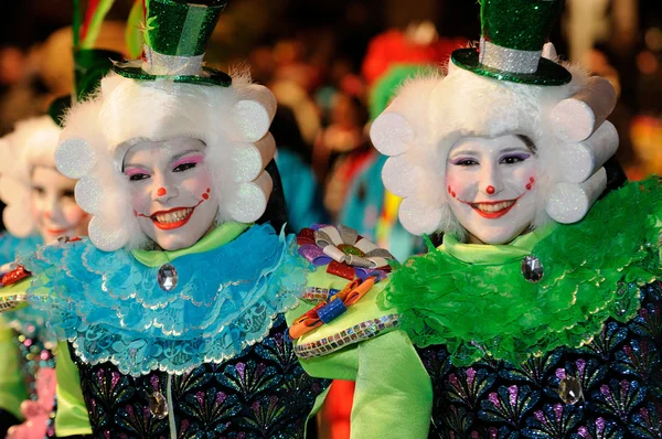 TENERIFE, FEVEREIRO 17: Grupos carnavalescos e personagens fantasiados — Fotografia de Stock