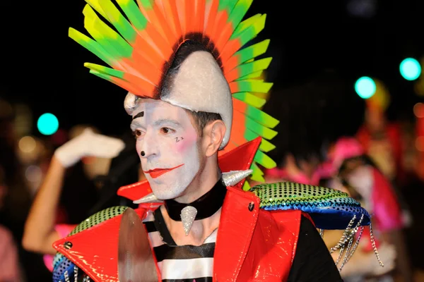 ТЕНЕРИФЕ, 17 февраля: Карнавальные группы и костюмированные персонажи — стоковое фото