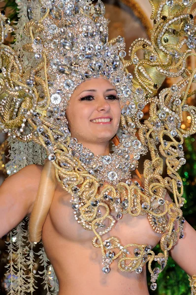Tenerife, 17 februari: Carnaval groepen en gekostumeerde personages — Stockfoto