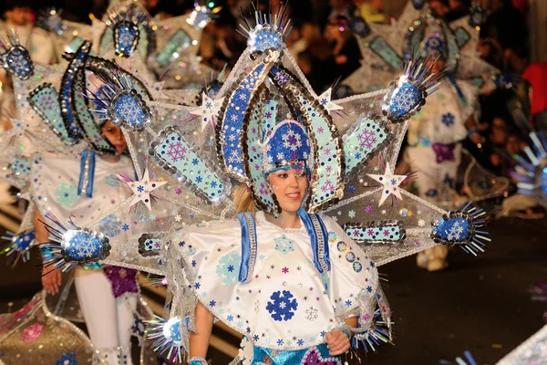 TENERIFE, 17 DE FEBRERO: Grupos de carnaval y personajes disfrazados — Foto de Stock