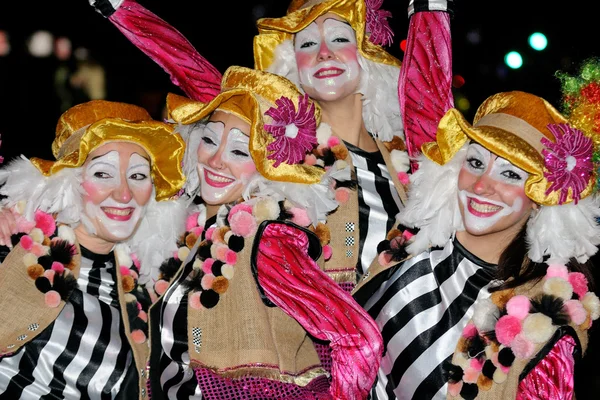 Tenerife, 17. února: Karneval skupiny a postav v dobových kostýmech — Stock fotografie