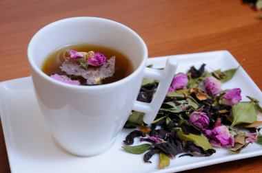 Çiçek yaprakları aromatik infüzyonu
