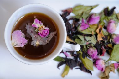 Çiçek yaprakları aromatik infüzyonu