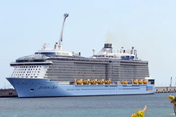 Marşı denizlerin, 26-05-2015 a büyük cruise gemi onun ilk günü — Stok fotoğraf