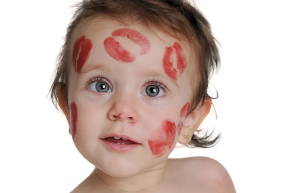 Dulce bebé, con rastros de besos en su cara — Foto de Stock