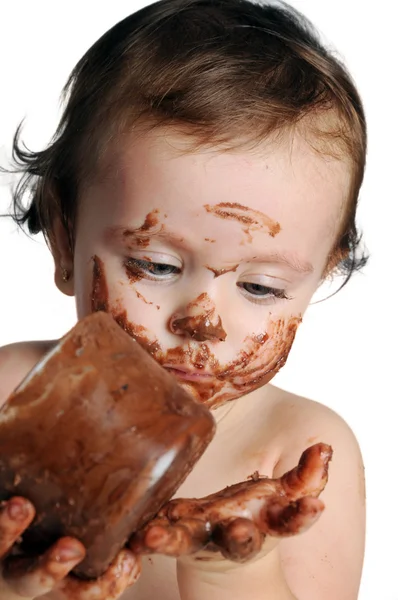 Dítě se těší chvíli, jíst čokoládu — Stock fotografie