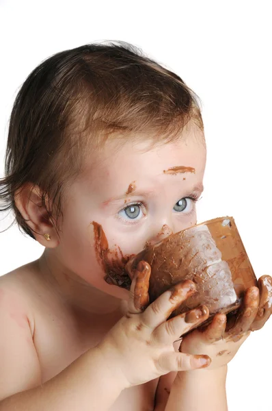 Bebê aproveitando o momento, comendo chocolate — Fotografia de Stock