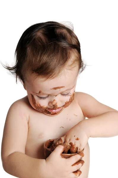 Bebê aproveitando o momento, comendo chocolate — Fotografia de Stock