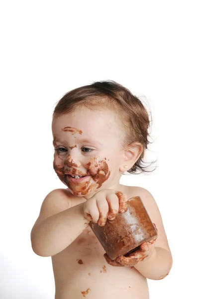 Bebê aproveitando o momento, comendo chocolate — Fotografia de Stock