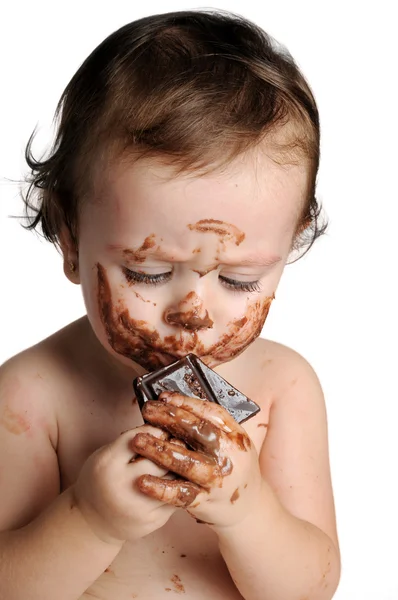 Bebé disfrutando el momento, comiendo chocolate — Foto de Stock