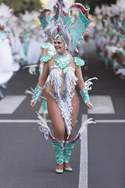 TENERIFE, FEVEREIRO 9: Personagens e Grupos no Carnaval — Fotografia de Stock