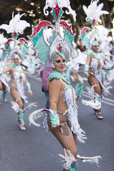 TENERIFE, FEVEREIRO 9: Personagens e Grupos no Carnaval — Fotografia de Stock