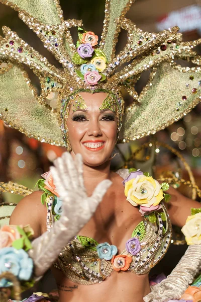 Tenerife, februari 9: Tekens en groepen in het carnaval — Stockfoto