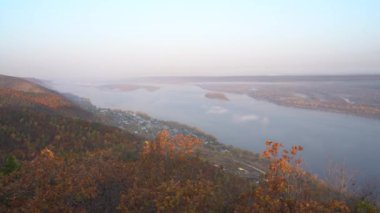 Sonbahar manzarası dağdan büyük nehre, ormandaki altın yapraklar ve yeşil köknar ağaçları. Ormanda sonbahar zamanı.