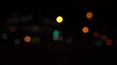 Aracın bulanık hareketi, büyük bir şehirde gece yol kenarı..