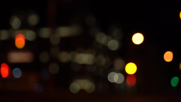 De wazige beweging van het voertuig, de kant op de weg 's nachts in een grote stad. — Stockvideo