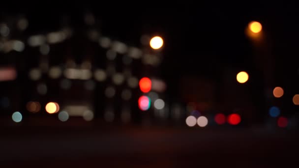 Le mouvement flou du véhicule, le côté sur la route la nuit dans une grande ville. — Video