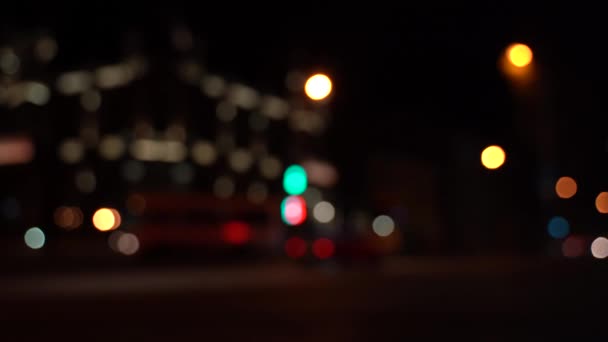 Pergerakan kabur dari kendaraan, sisi jalan di malam hari di sebuah kota besar. — Stok Video
