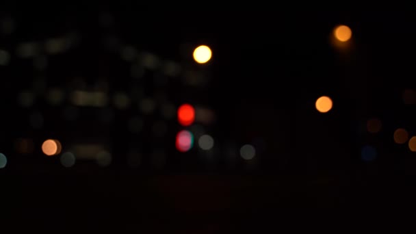 Размытое движение транспортного средства, сторона дороги ночью в большом городе. — стоковое видео