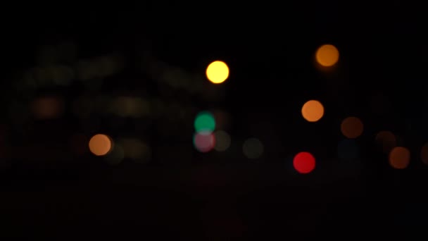 Die verschwommene Bewegung des Fahrzeugs, die Seite auf der Straße in der Nacht in einer Großstadt. — Stockvideo