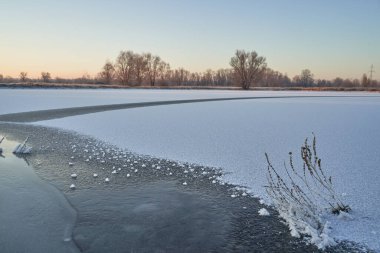Kışın nefesi, göldeki ilk buz, soğuk bir sabahın şafağı çimenlerin üzerinde don, buzun yakın çekimi, ilk buzun üzerindeki desenler.