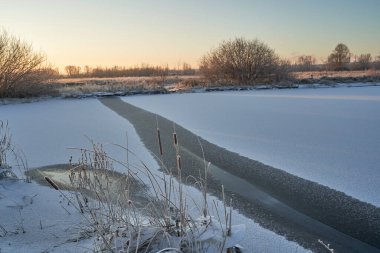 Kışın nefesi, göldeki ilk buz, buzlu bir sabahın şafağı çimenlerin üzerinde don, buzun yakın çekimi, ilk buzun üzerindeki desenler. Kış