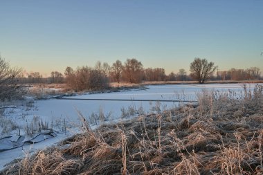 Kışın nefesi, göldeki ilk buz, buzlu bir sabahın şafağı çimenlerin üzerinde don, buzun yakın çekimi, ilk buzun üzerindeki desenler. Kış
